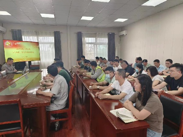 【理論宣講】鑫巖石料開展“統(tǒng)一思想，為實現(xiàn)工業(yè)倍增、項目突破增磚添瓦”宣講活動